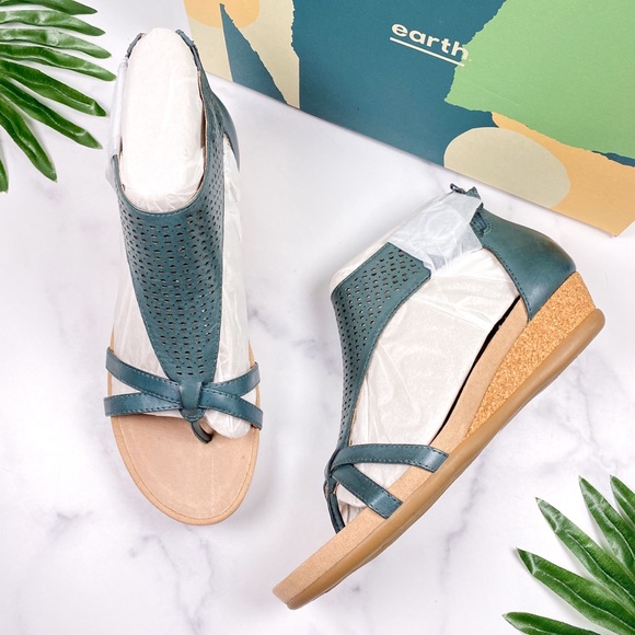 earth pisa olea wedge sandal